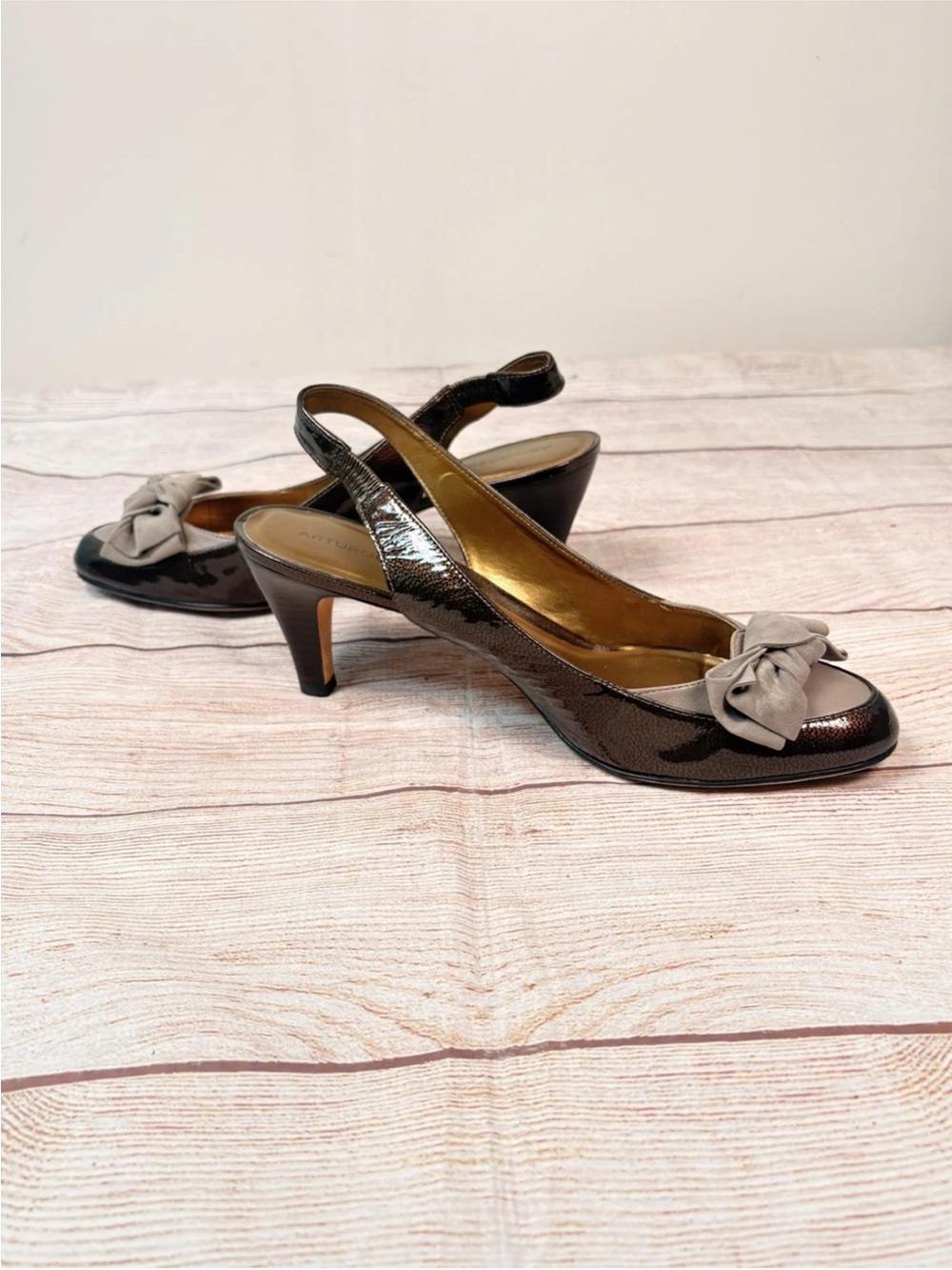 Arturo Chiang Women’s 10M Delfina Brown/Taupe Patent Slingback Kitten Heels - Picture 2 of 9